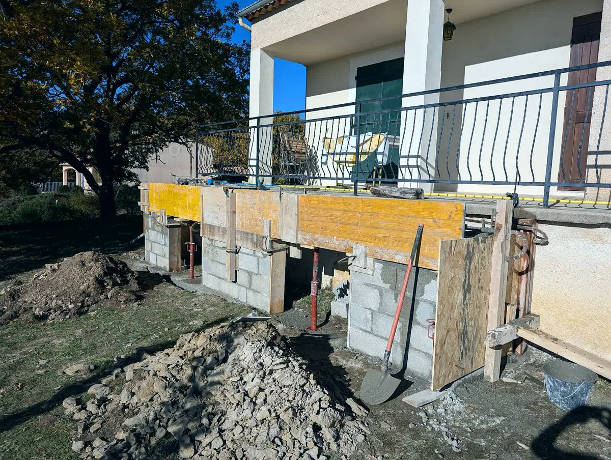 Coffrage et linteau posés pour une ouverture sous un balcon