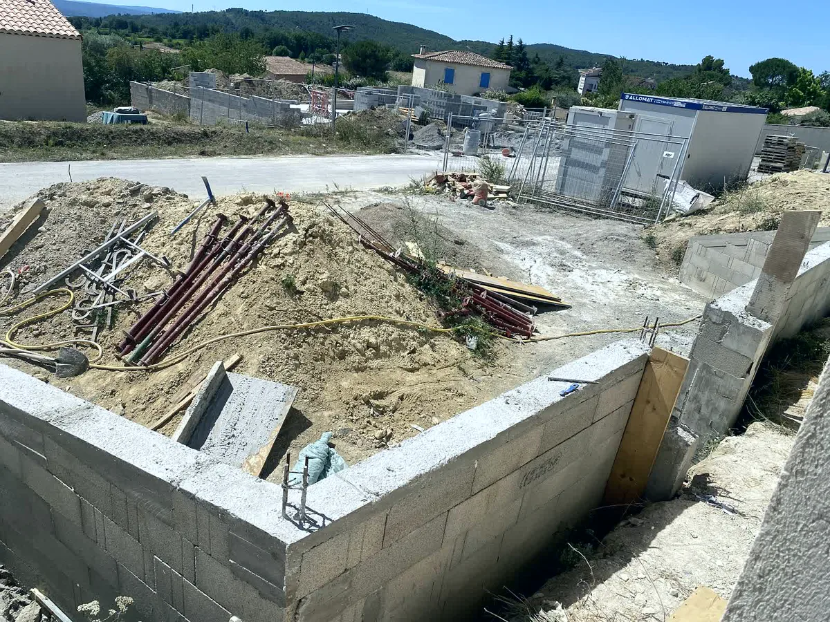 Murs en parpaing montés sur fondations, chantier en cours
