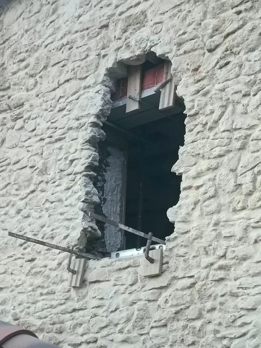 Ouverture percée dans un mur en pierre pour une nouvelle fenêtre