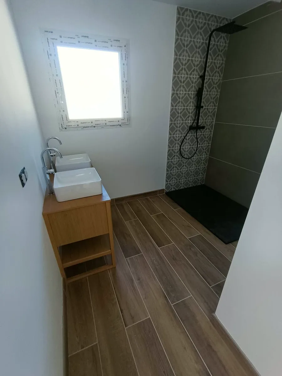 Salle de bain rénovée avec douche à l'italienne