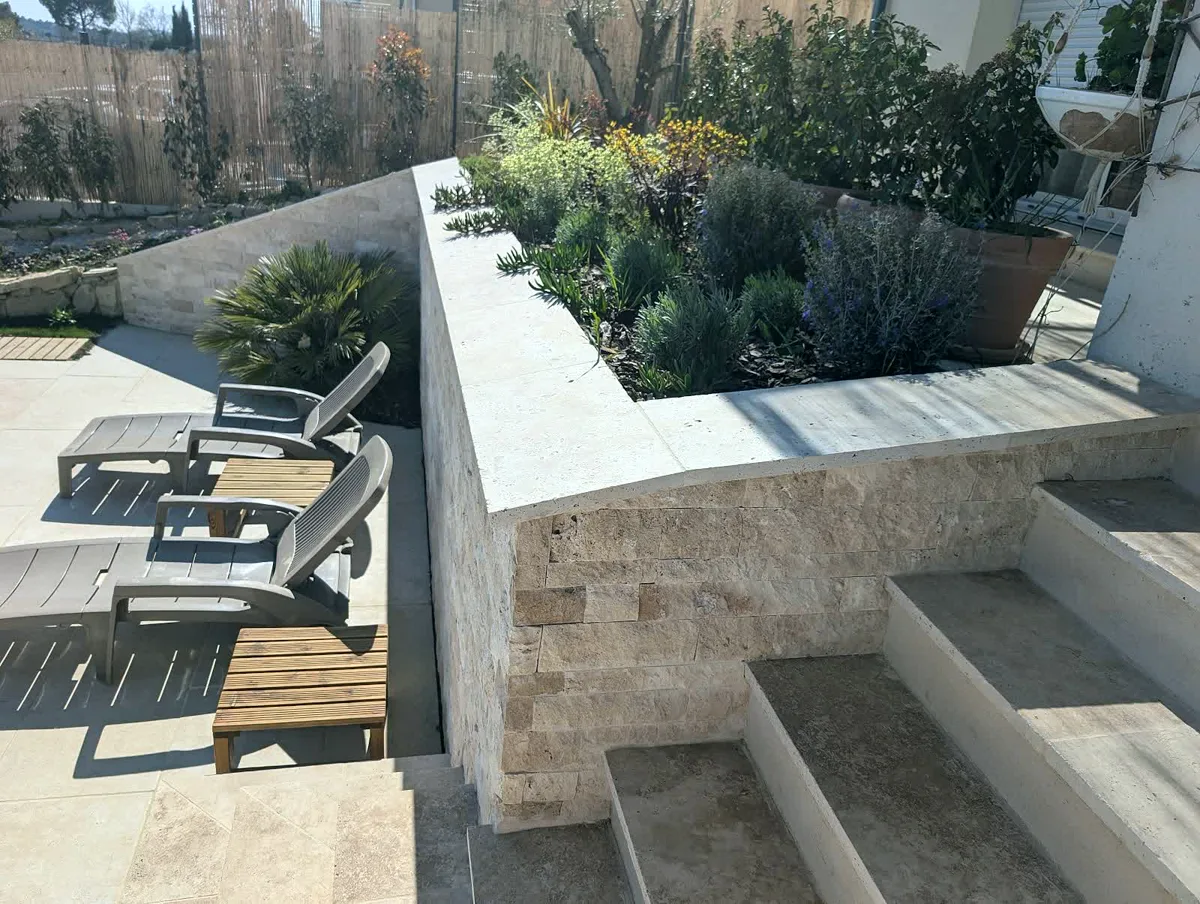 Terrasse avec jardinière en travertin et emmarchements